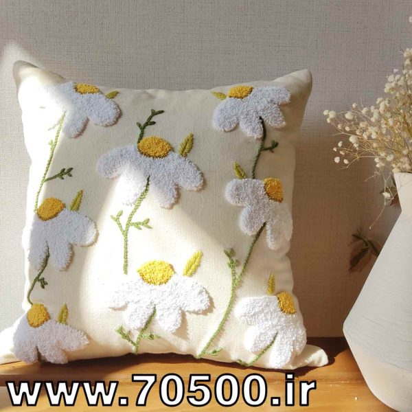 کوسن مبل پانچ دوزی طرح گل بابونه