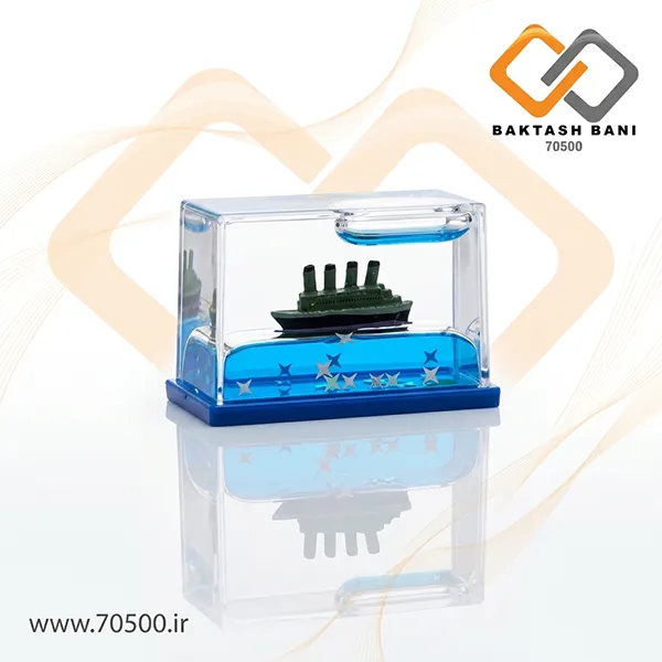 کشتی معلق روی میز کار